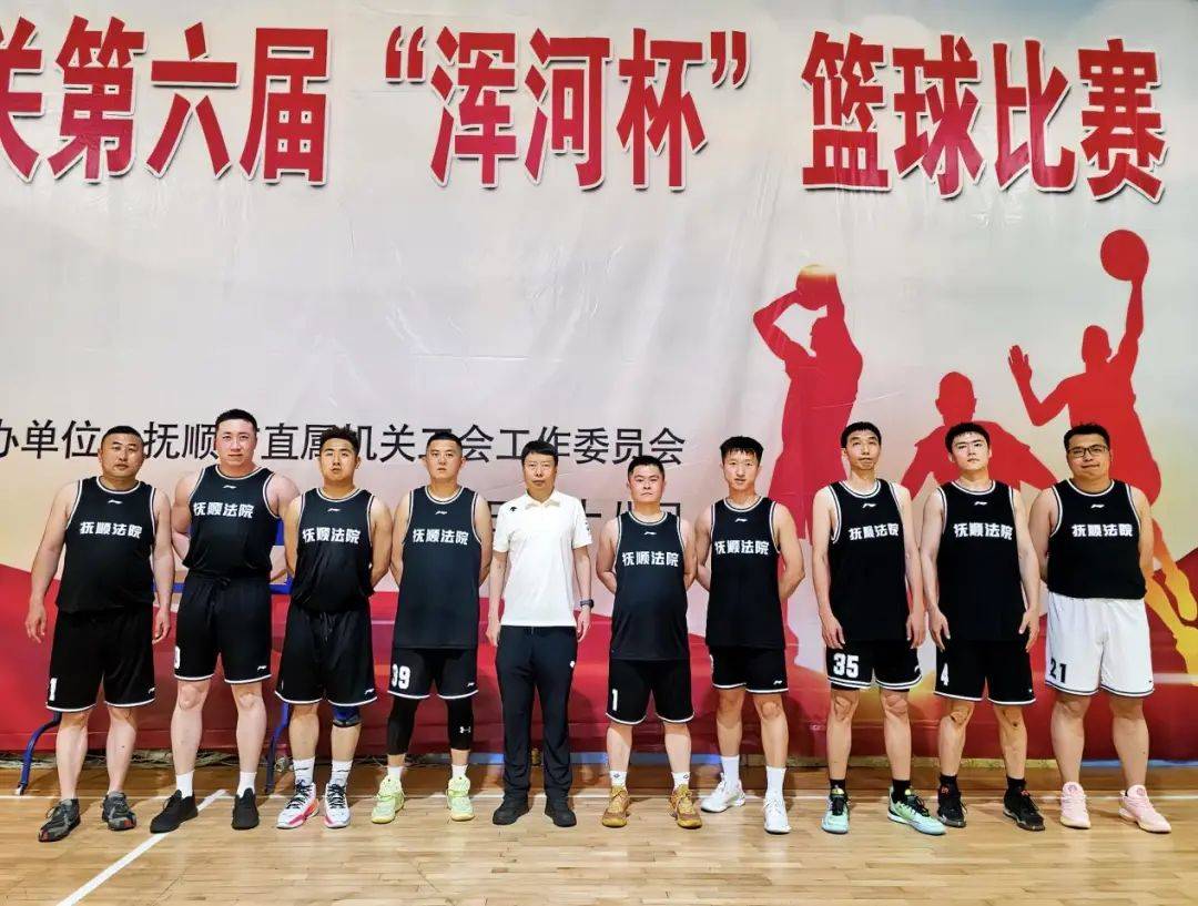 球员们拼尽全力，争夺胜利的荣誉