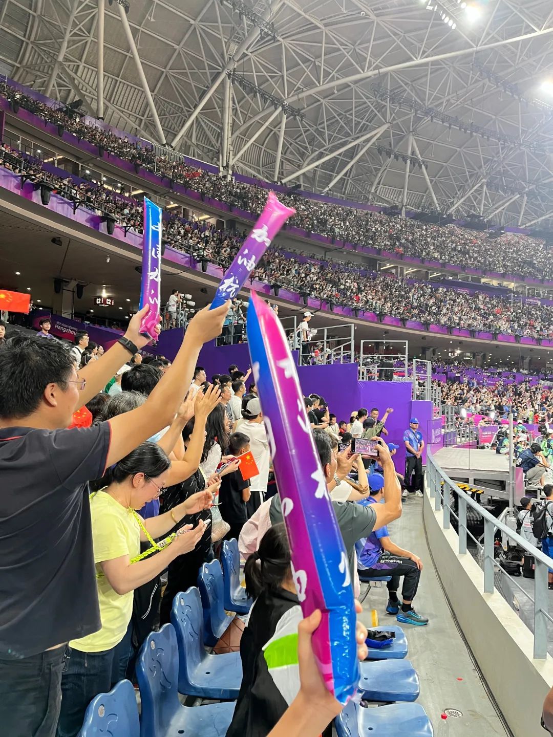 线上观赛助力球迷热情高涨，球场外呐喊助威声不绝于耳的简单介绍