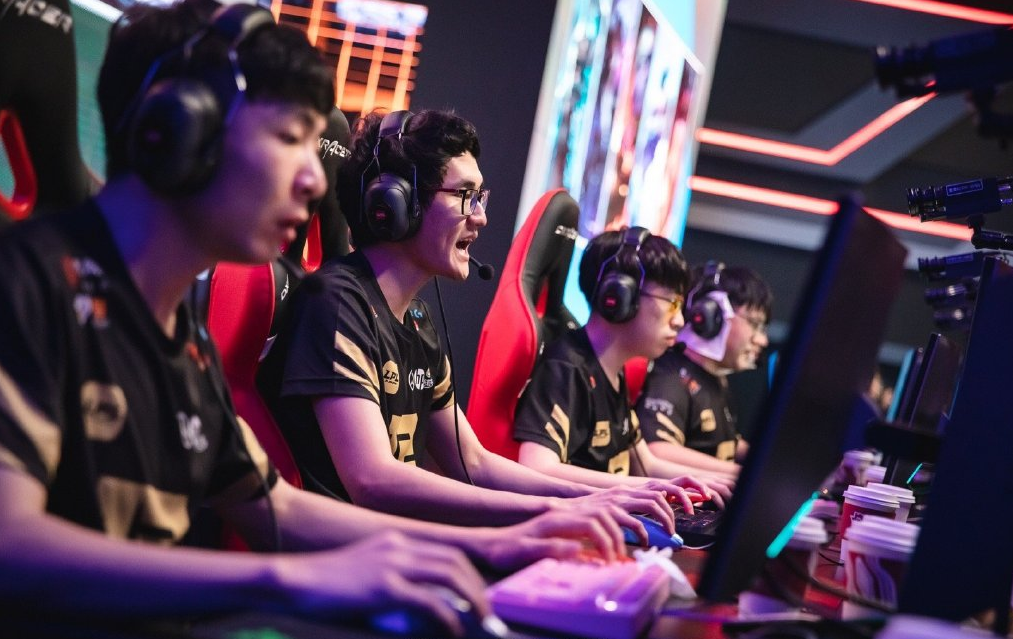 九游体育中国官网-关于拳头公布S赛版本调整，ADC或将重回巅峰的信息