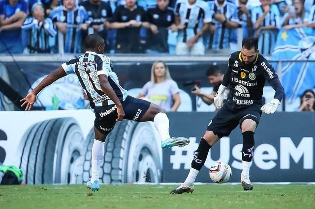 意甲比赛场上再掀巅峰对决，谁能笑到最后？