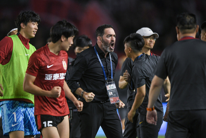 包含长春亚泰客场告捷，主帅连胜庆生的词条