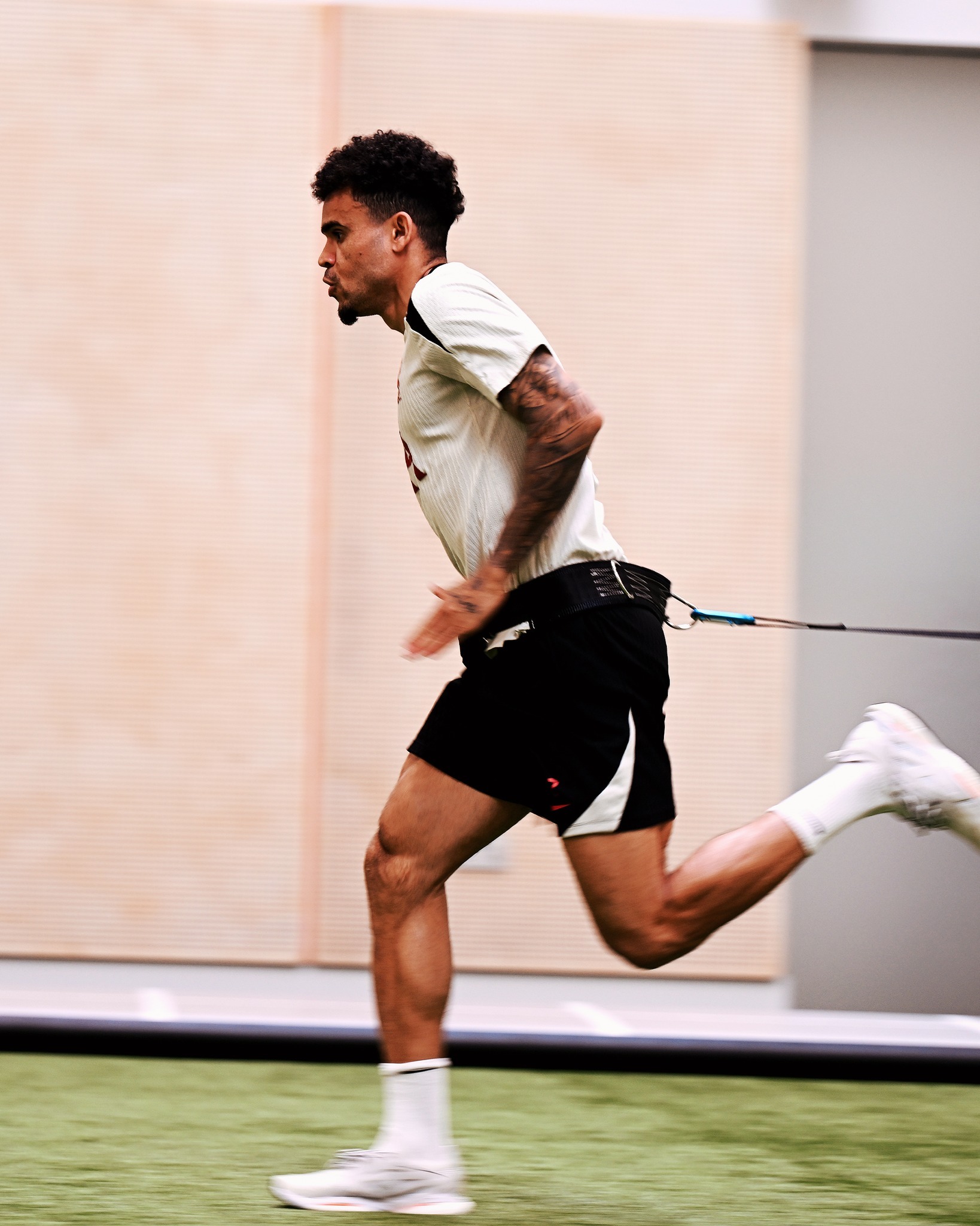 利物浦球员在场上展现出奋力拼搏的精神的简单介绍 利物浦球员在场上展现出奋力拼搏的精神的简单介绍