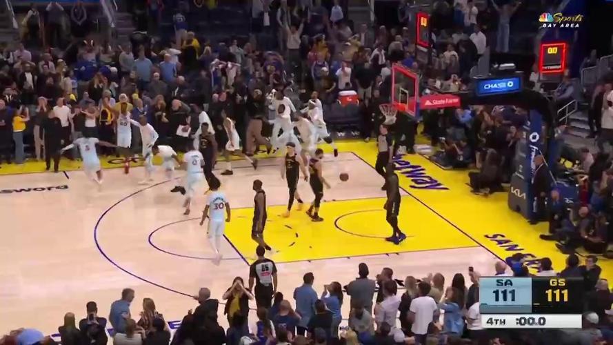 九游体育登录-绝杀时刻！球员压哨得分，带领球队逆转的简单介绍