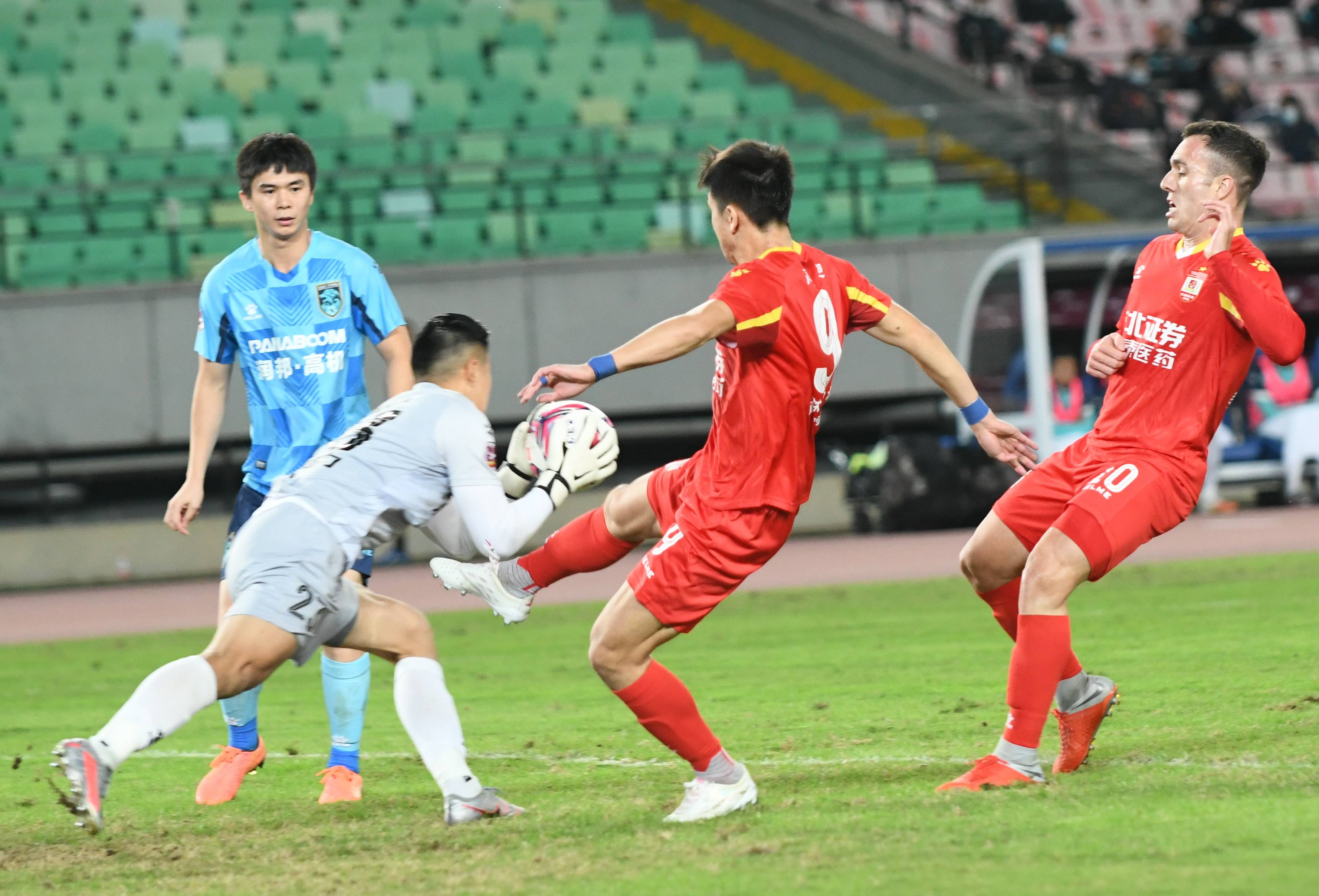 九游体育官网-包含足球赛事选手技压群雄表现的词条